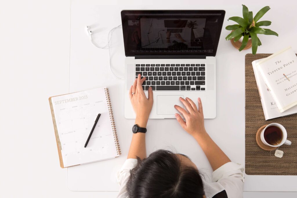 email marketing, email creation, women, laptop, notebook