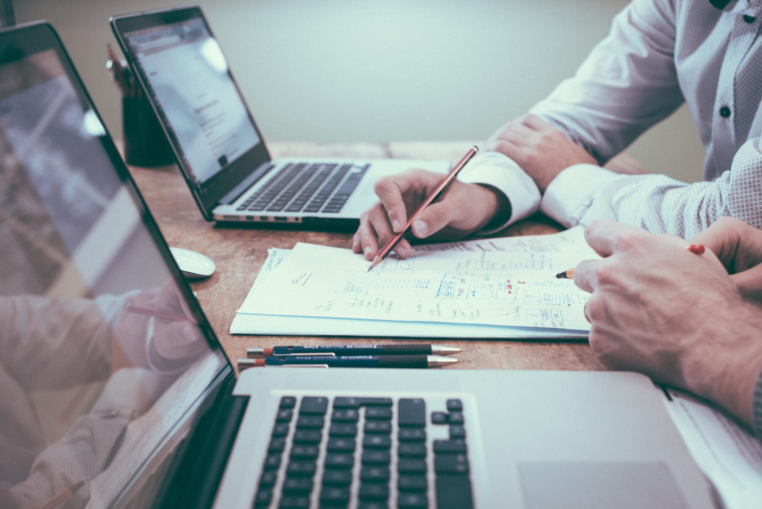 digital marketer using data studio for digital analysis
