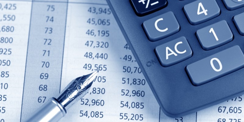 Picture of calculator, pen and a receipt with numbers relevant to Financial Advisor