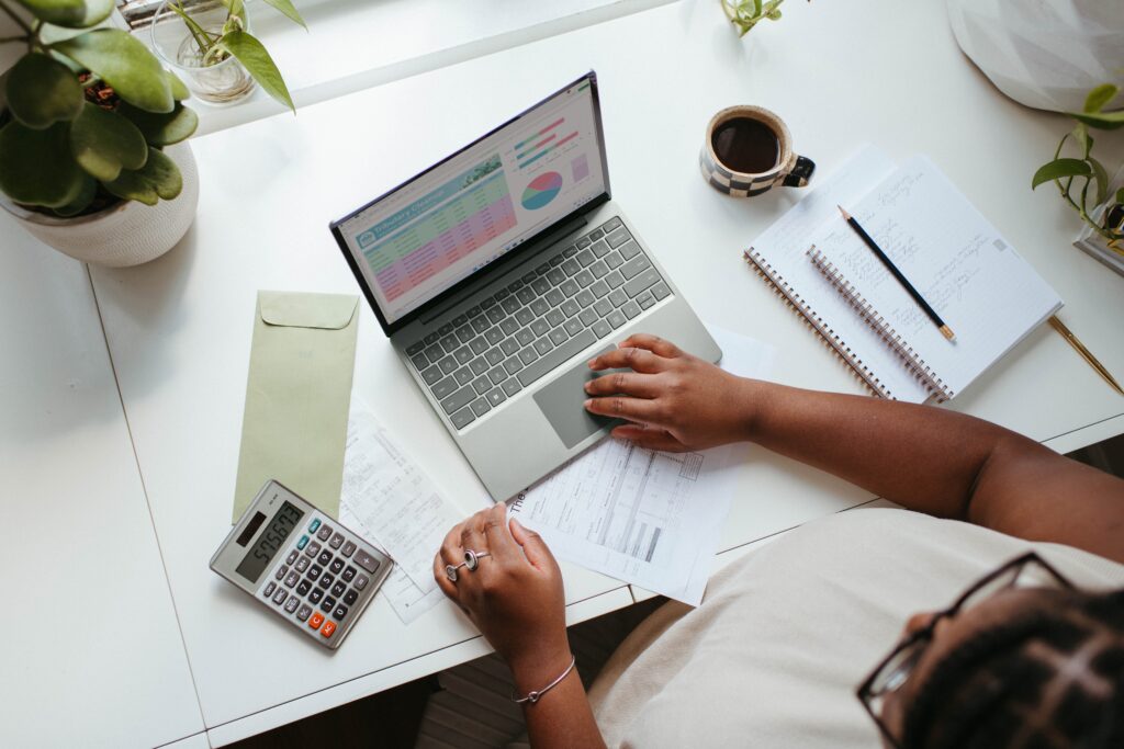 image showing ideal work desk set up with the help of the top 3 tips for the 'implementation' competency