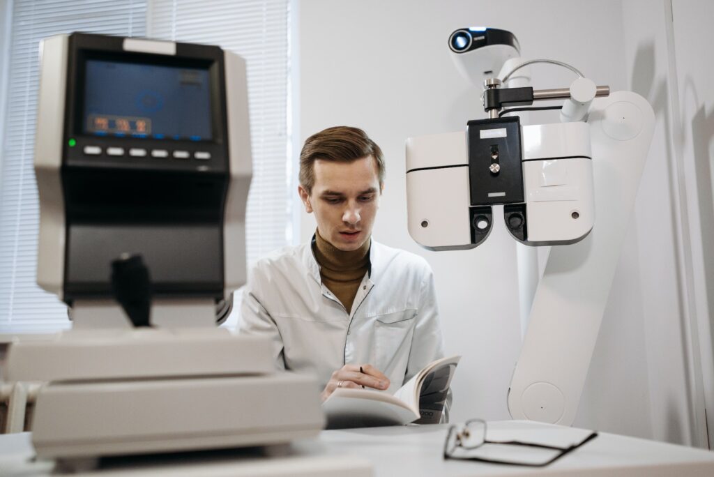 An Optical Assistant Apprentice using technical equipment