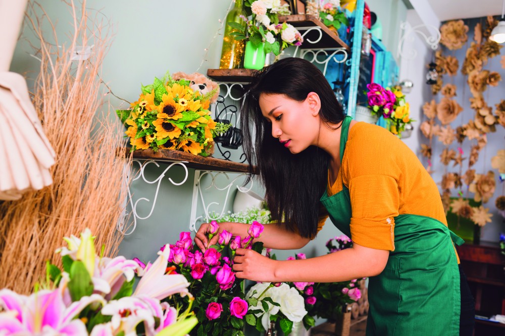 florist apprentice working